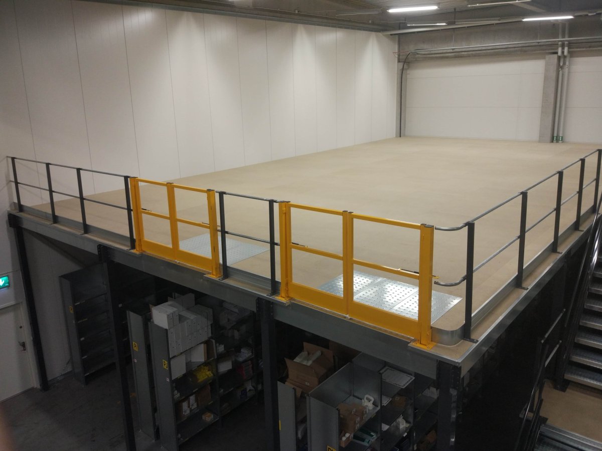 gula räcken på ett entresolplan