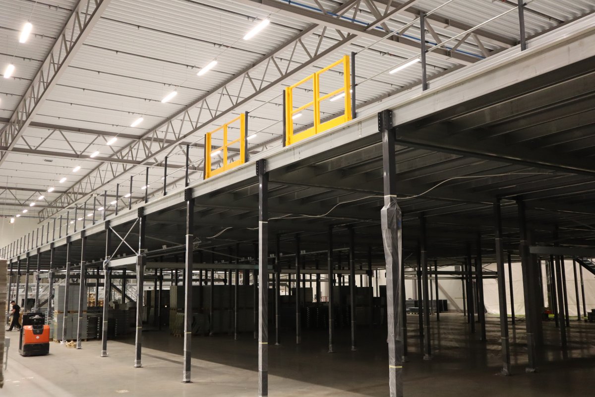 Entresolplan med gula och svarta räcken